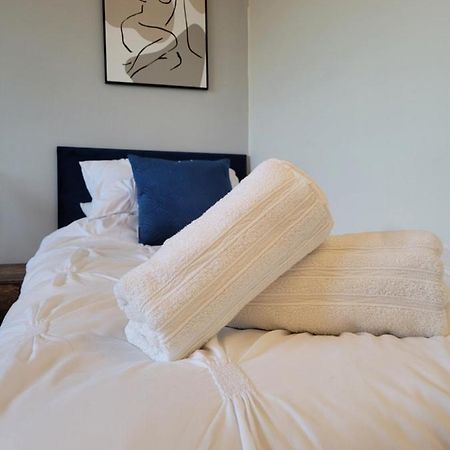 4-Bedroom Home Near Ema, Sleeps 6 キャッスル・ドニントン エクステリア 写真