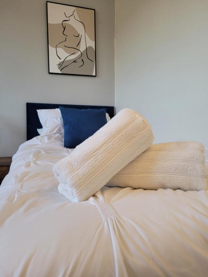 4-Bedroom Home Near Ema, Sleeps 6 キャッスル・ドニントン エクステリア 写真